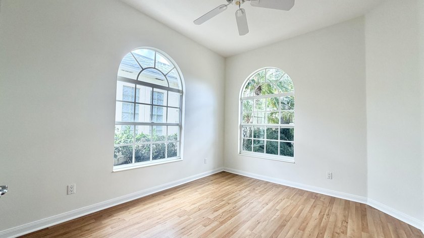 NEW ROOF 2024!! Beautifully maintained 3-bedroom + den, 2-bath - photo 8