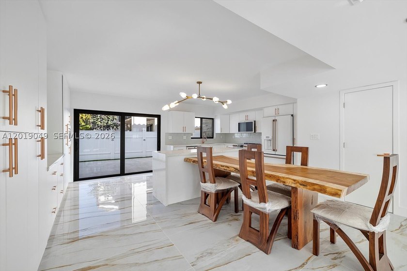 Exquisitely modern and totally renovated two story townhouse on - photo 3