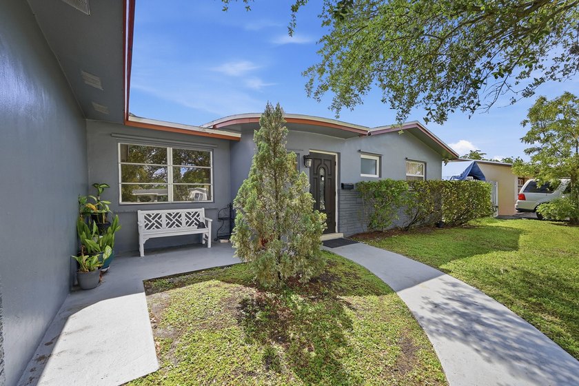 Looking for a stunning, maintained residence located in Sunrise? - photo 2