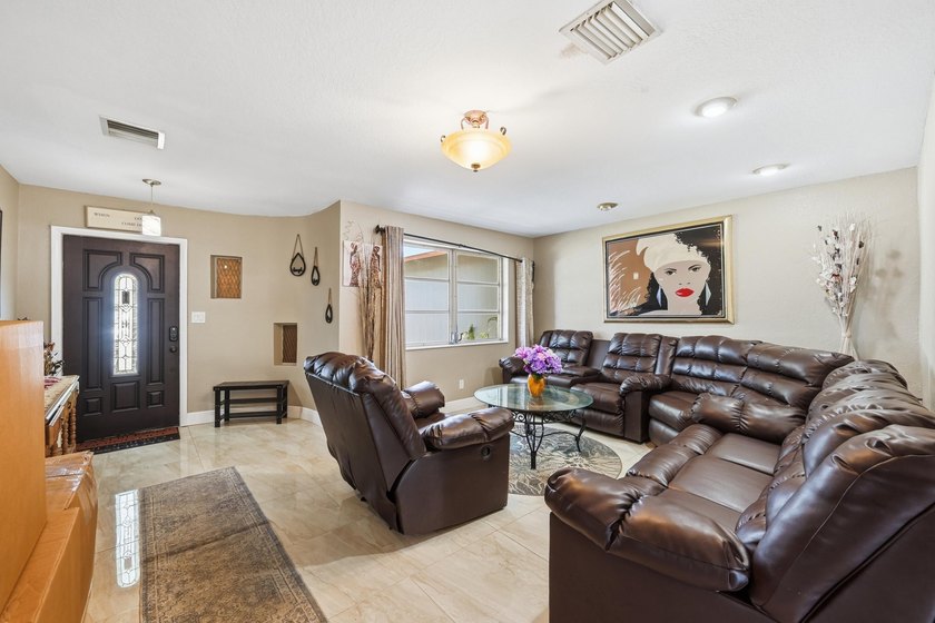 Looking for a stunning, maintained residence located in Sunrise? - photo 6