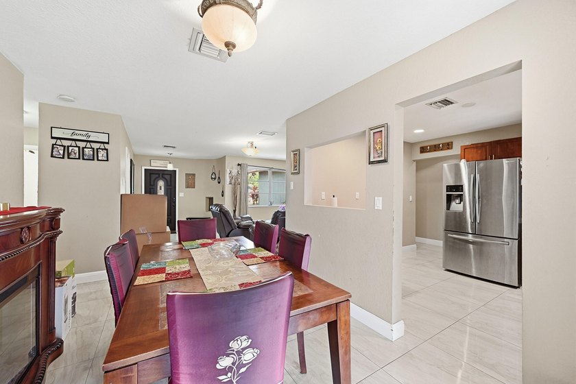 Looking for a stunning, maintained residence located in Sunrise? - photo 7