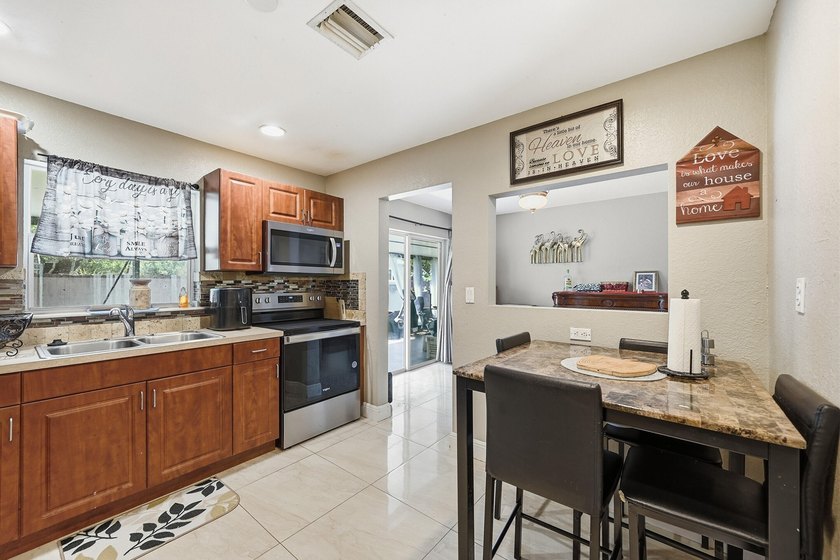 Looking for a stunning, maintained residence located in Sunrise? - photo 9