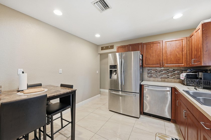 Looking for a stunning, maintained residence located in Sunrise? - photo 10