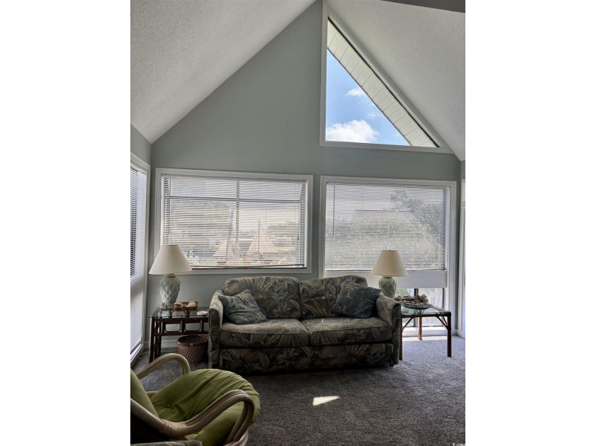 Beautiful top-floor, corner 2 bedroom, 2 full bathroom fully - photo 2