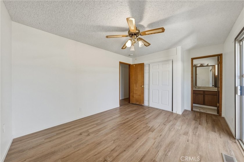 Hello NEW Roof ! Cute house, large lot, lots of parking, garage - photo 17
