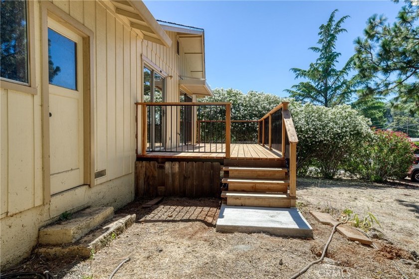 Hello NEW Roof ! Cute house, large lot, lots of parking, garage - photo 25