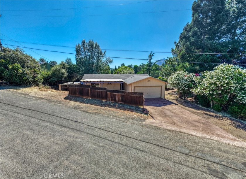 Hello NEW Roof ! Cute house, large lot, lots of parking, garage - photo 30