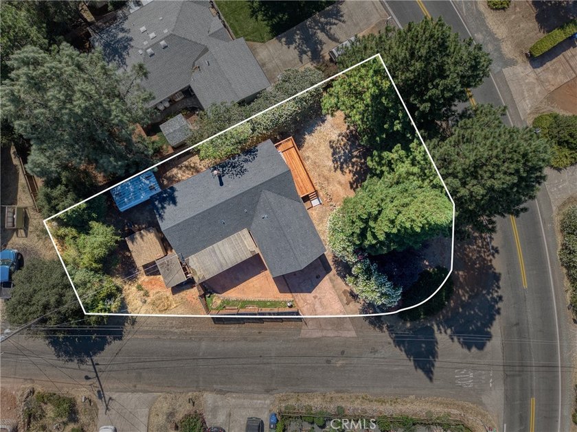 Hello NEW Roof ! Cute house, large lot, lots of parking, garage - photo 32