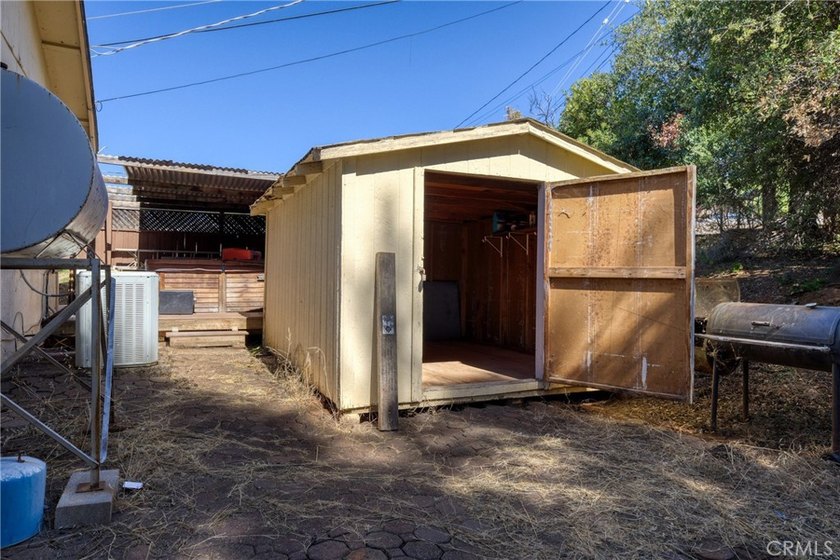 Hello NEW Roof ! Cute house, large lot, lots of parking, garage - photo 37