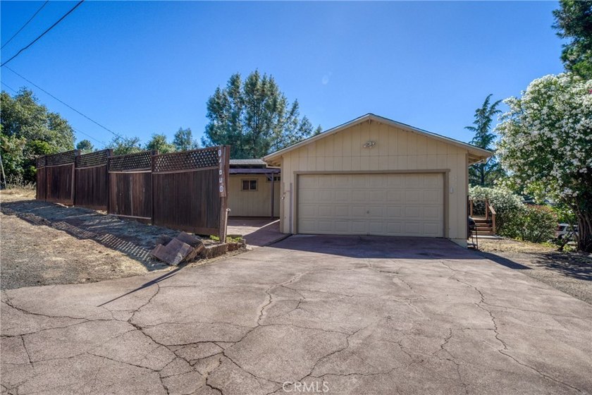 Hello NEW Roof ! Cute house, large lot, lots of parking, garage - photo 41