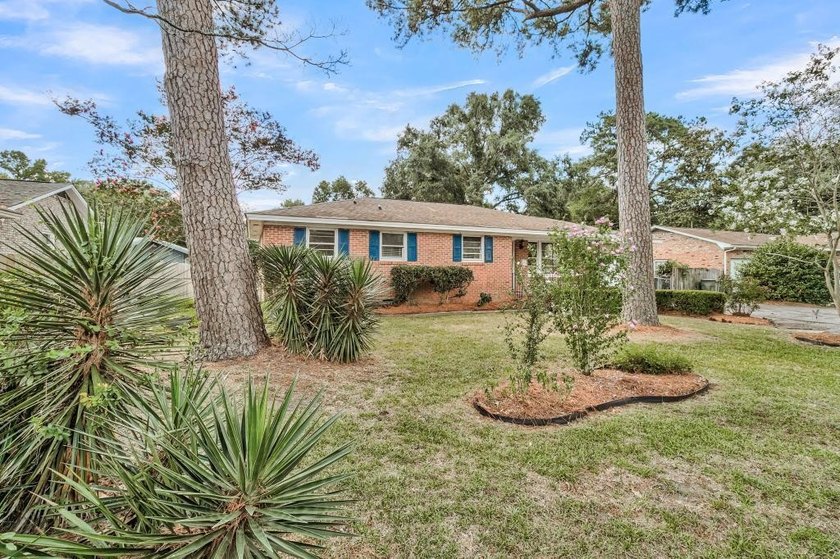 Updated brick ranch in Hanahan! Located in the highly desirable - photo 2