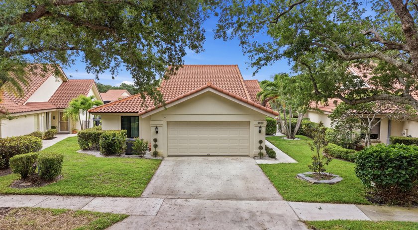 Welcome to this newly renovated Mediterranean/Spanish-style one - photo 2