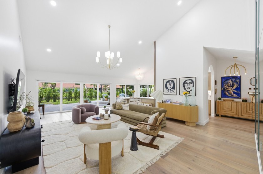 Welcome to this newly renovated Mediterranean/Spanish-style one - photo 4