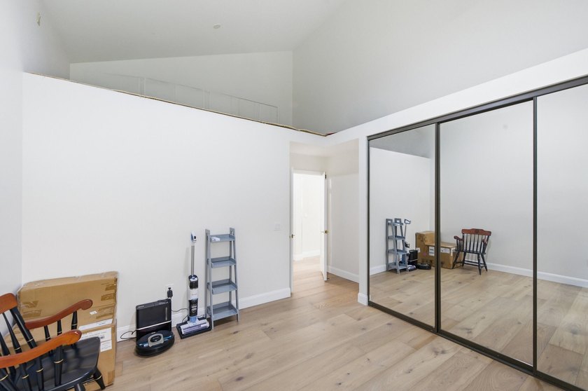 Welcome to this newly renovated Mediterranean/Spanish-style one - photo 8