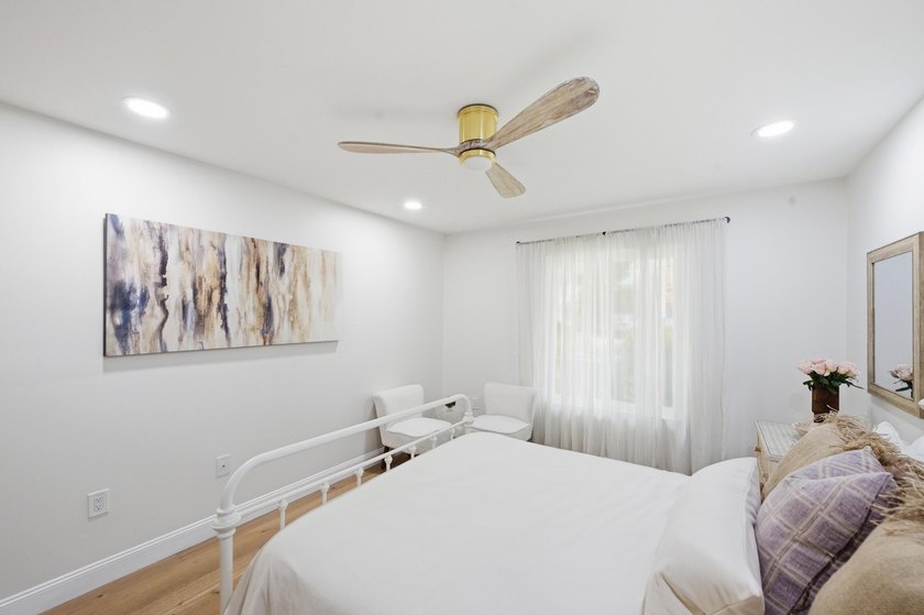 Welcome to this newly renovated Mediterranean/Spanish-style one - photo 9