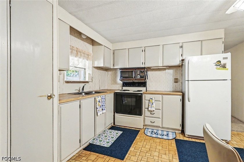 Welcome to 4811 Flamingo Drive in the heart of St. James City-an - photo 8
