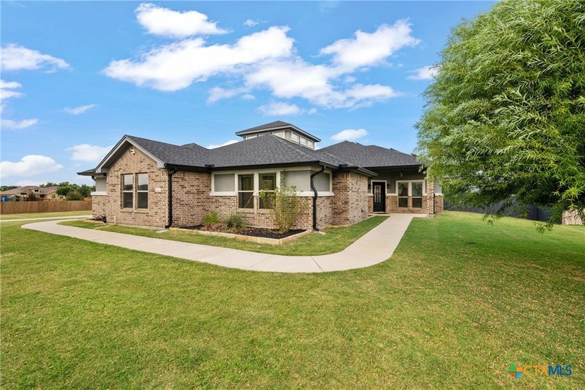 Perfectly positioned on a spacious lot in the heart of Salado - photo 2