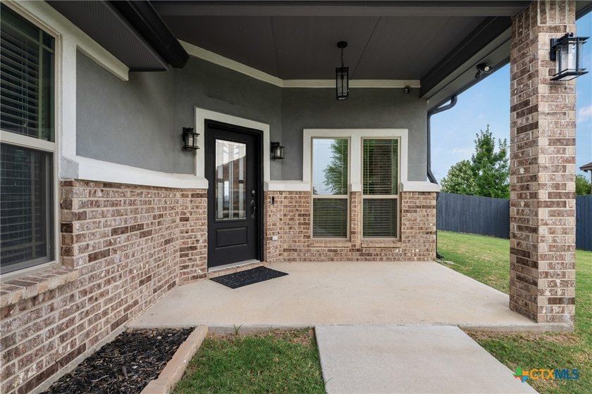 Perfectly positioned on a spacious lot in the heart of Salado - photo 3