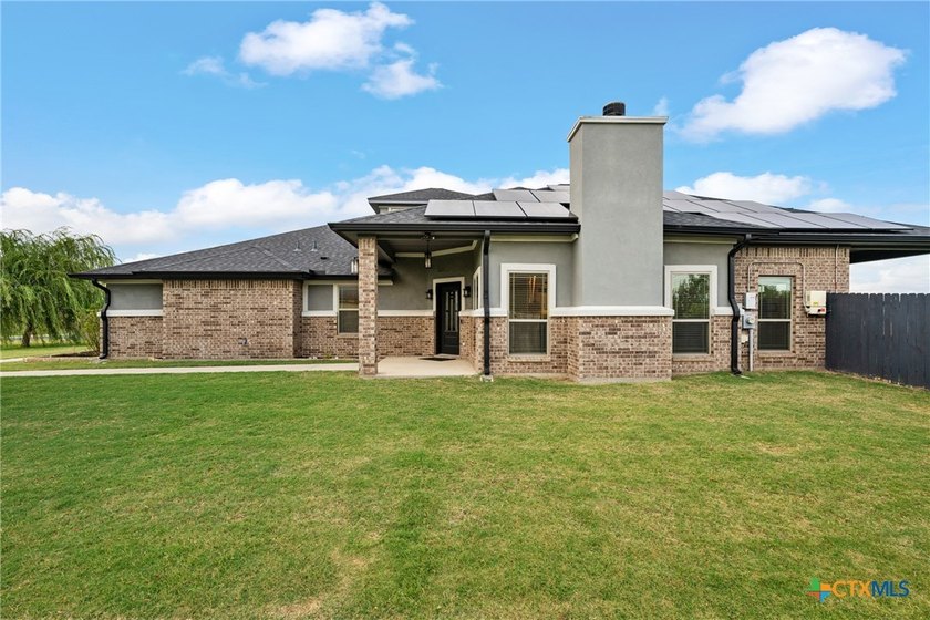 Perfectly positioned on a spacious lot in the heart of Salado - photo 4