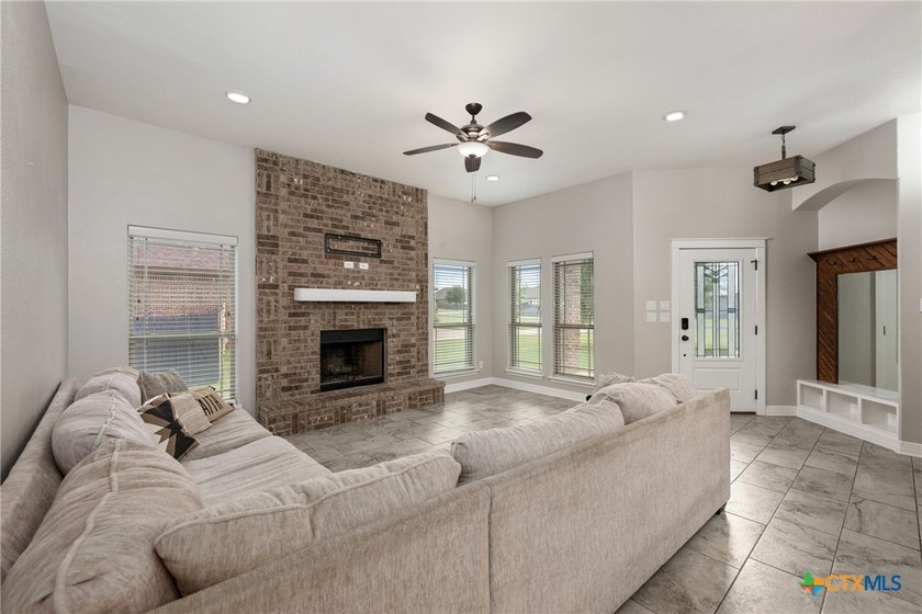 Perfectly positioned on a spacious lot in the heart of Salado - photo 8