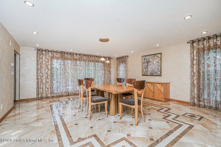 Welcome to 10 Arbutus Way! This stunning custom-built - photo 12