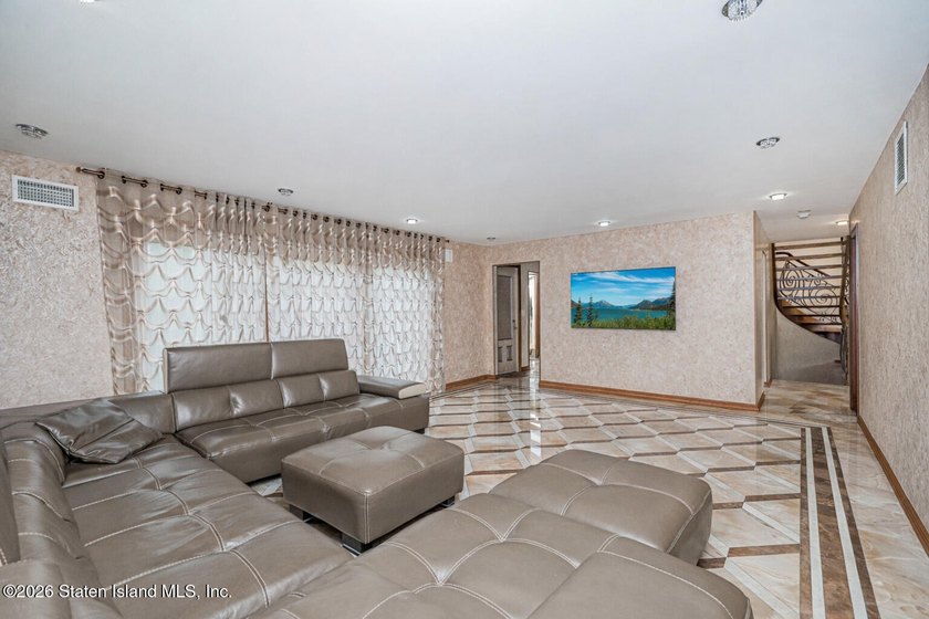 Welcome to 10 Arbutus Way! This stunning custom-built - photo 13