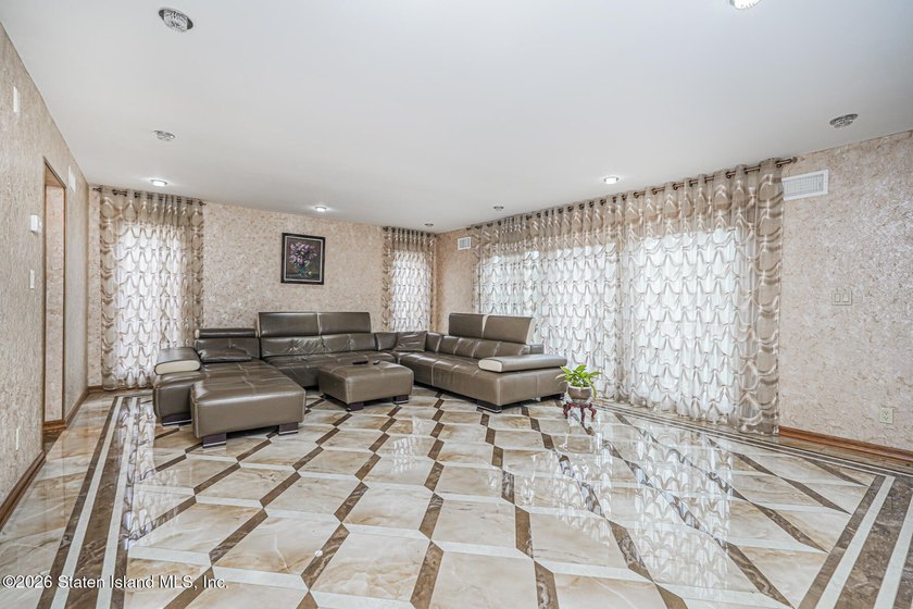 Welcome to 10 Arbutus Way! This stunning custom-built - photo 14