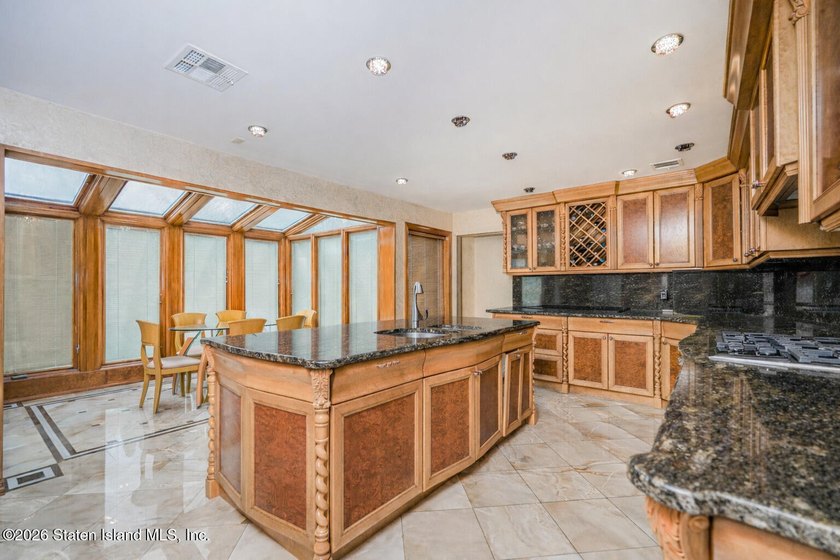 Welcome to 10 Arbutus Way! This stunning custom-built - photo 17