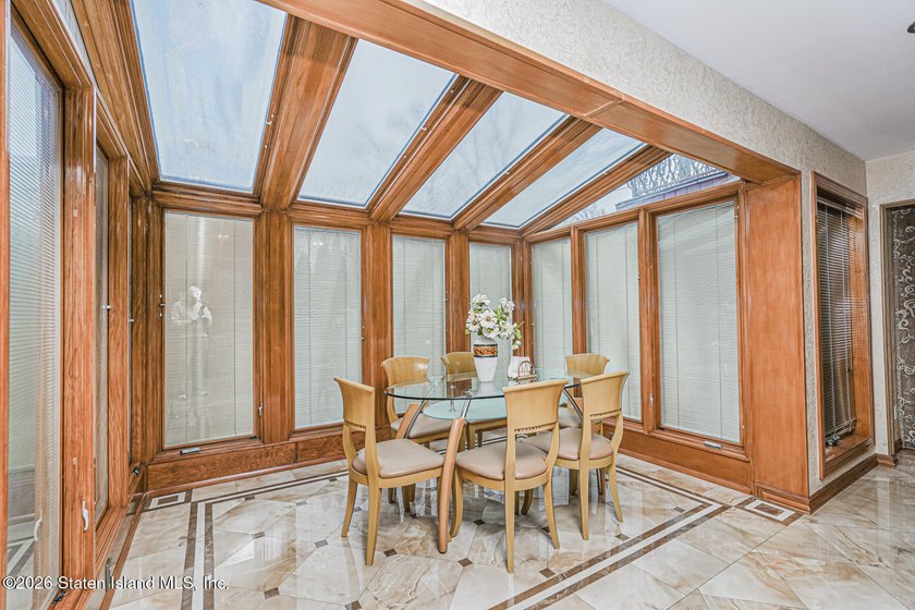 Welcome to 10 Arbutus Way! This stunning custom-built - photo 21