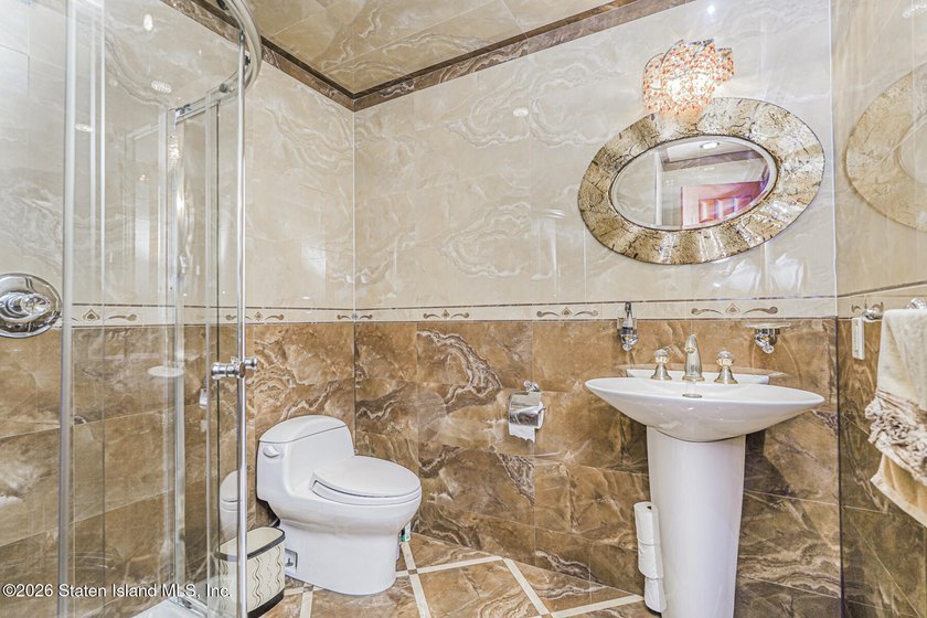 Welcome to 10 Arbutus Way! This stunning custom-built - photo 23