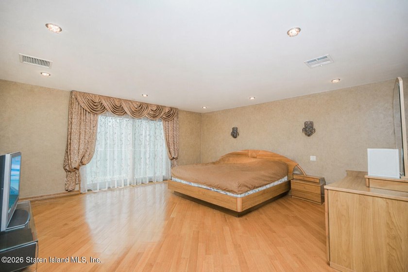Welcome to 10 Arbutus Way! This stunning custom-built - photo 24