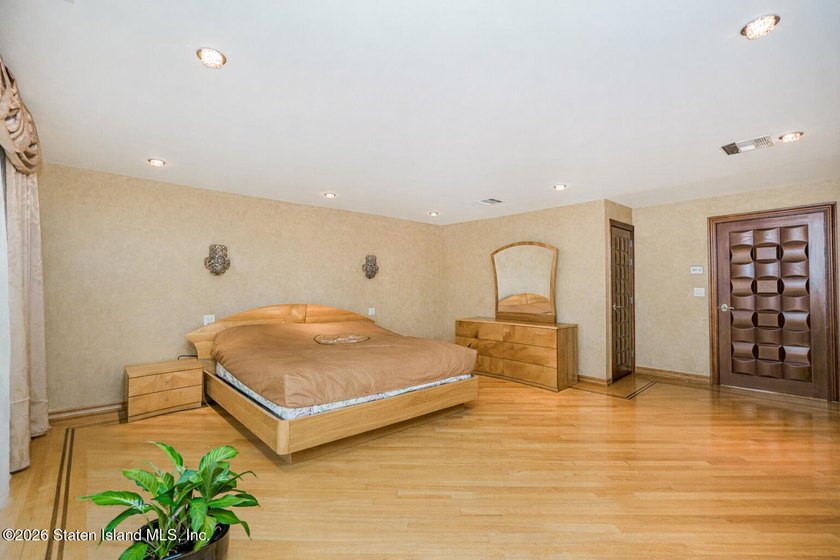Welcome to 10 Arbutus Way! This stunning custom-built - photo 25
