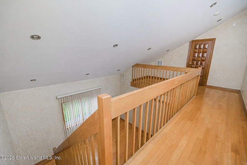 Welcome to 10 Arbutus Way! This stunning custom-built - photo 30