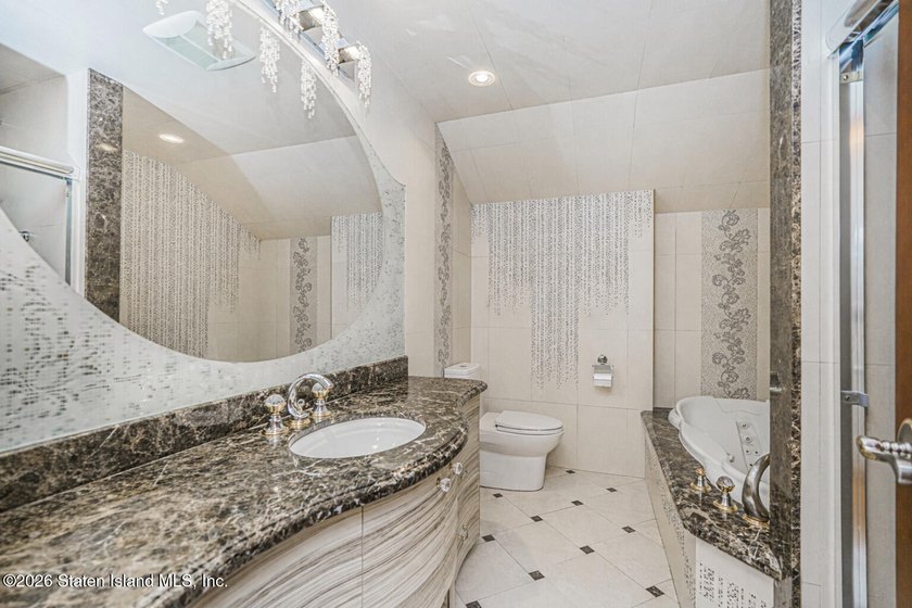 Welcome to 10 Arbutus Way! This stunning custom-built - photo 36