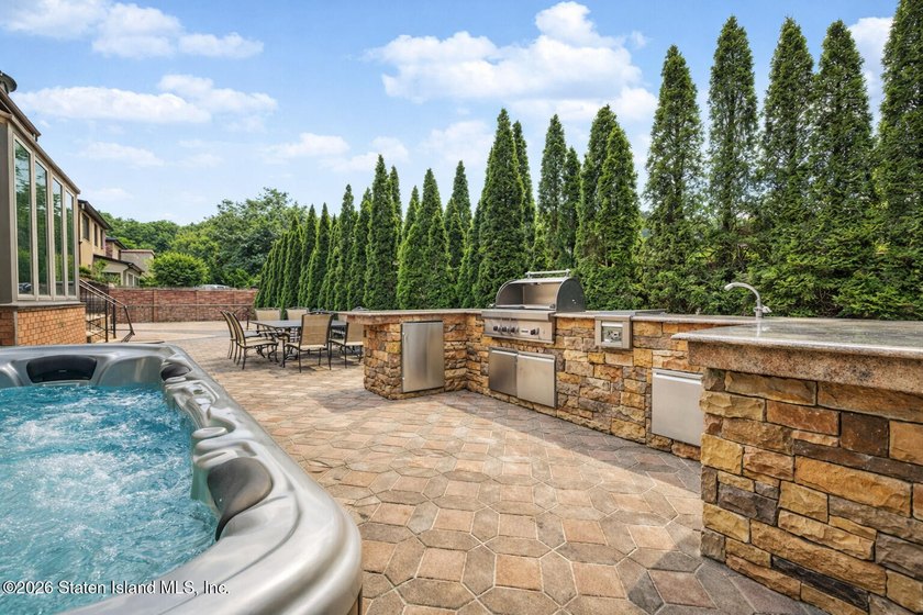 Welcome to 10 Arbutus Way! This stunning custom-built - photo 42