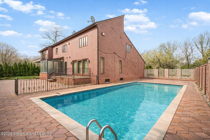 Welcome to 10 Arbutus Way! This stunning custom-built - photo 44