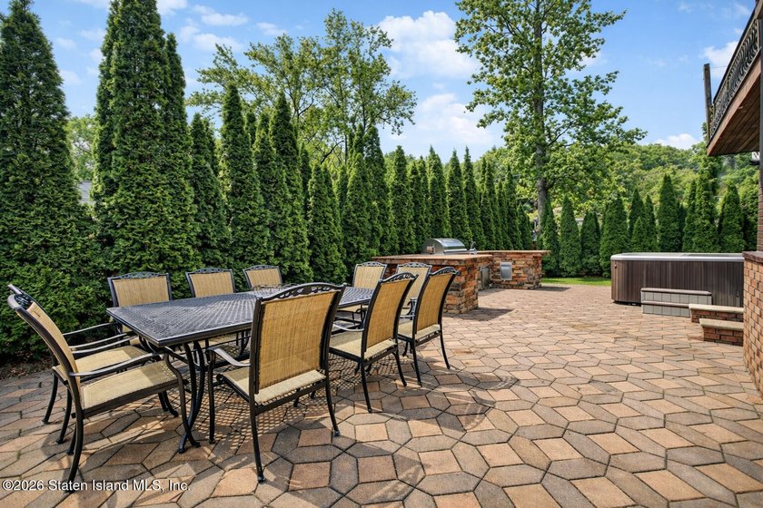 Welcome to 10 Arbutus Way! This stunning custom-built - photo 48