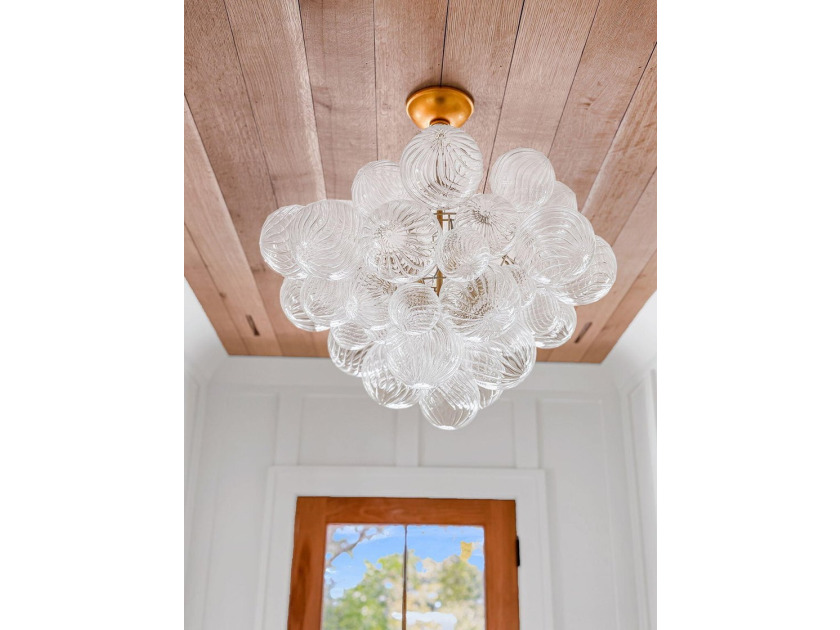 Significantly discounted to close quickly with a Cash Buyer, the - photo 9