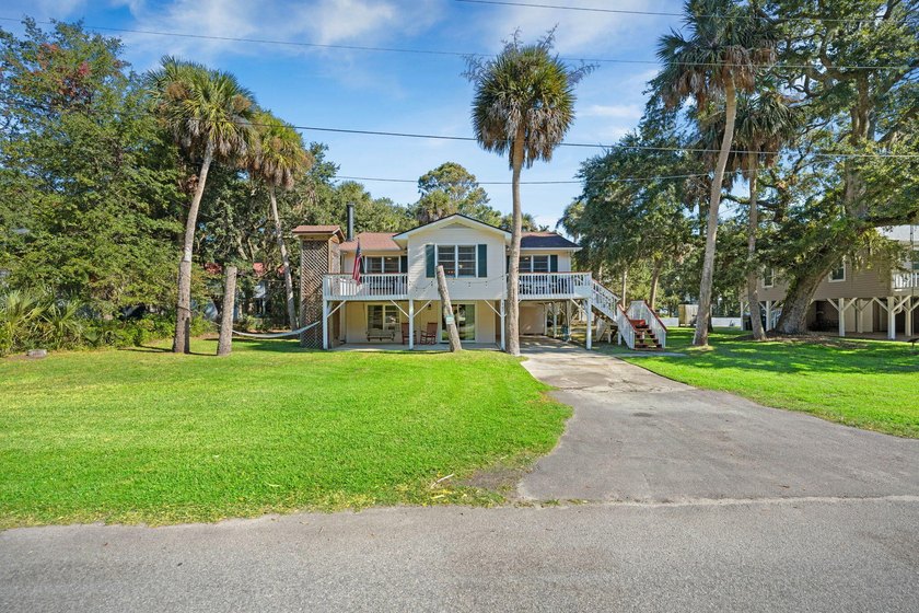 Just a short walk from the sand, this classic Edisto Beach home - photo 4