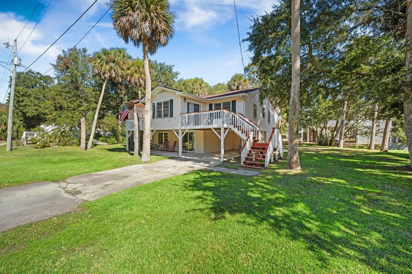 Just a short walk from the sand, this classic Edisto Beach home - photo 6