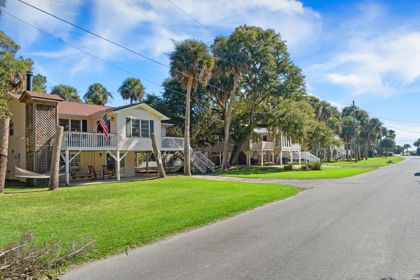 Just a short walk from the sand, this classic Edisto Beach home - photo 8