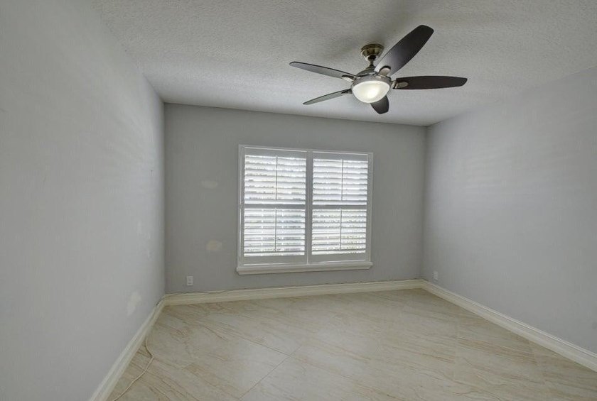 Welcome to this charming three-bedroom two-bath split floor plan - photo 12