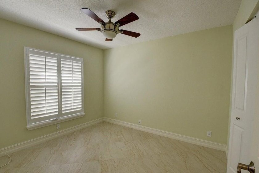 Welcome to this charming three-bedroom two-bath split floor plan - photo 15