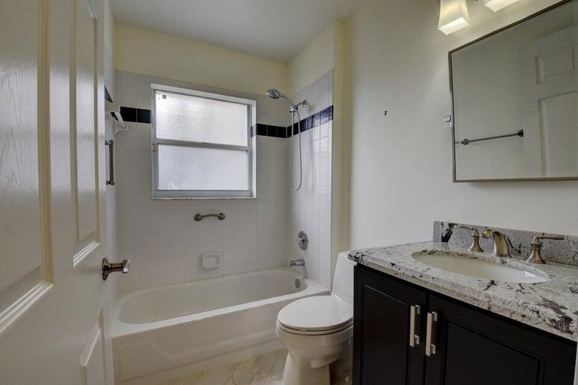 Welcome to this charming three-bedroom two-bath split floor plan - photo 16