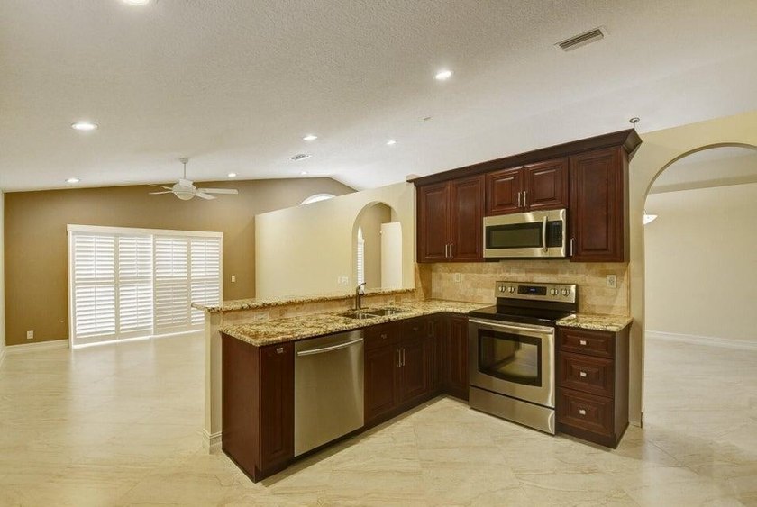 Welcome to this charming three-bedroom two-bath split floor plan - photo 21