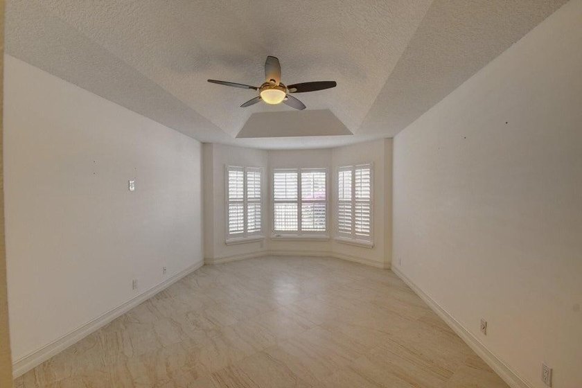 Welcome to this charming three-bedroom two-bath split floor plan - photo 31