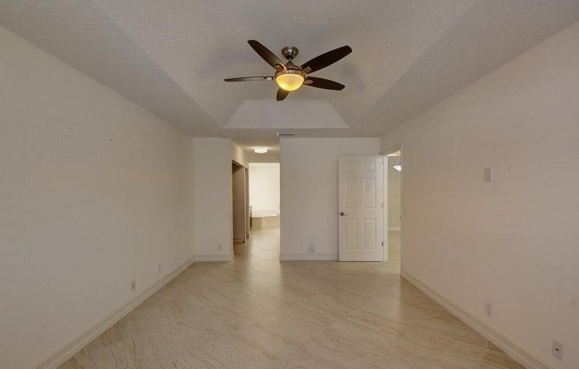 Welcome to this charming three-bedroom two-bath split floor plan - photo 32