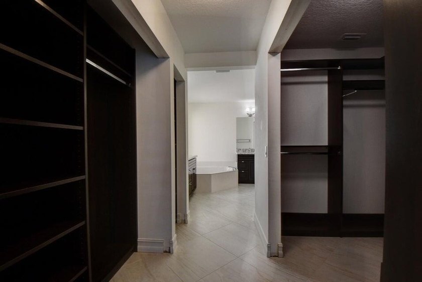 Welcome to this charming three-bedroom two-bath split floor plan - photo 33