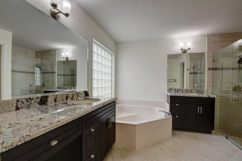 Welcome to this charming three-bedroom two-bath split floor plan - photo 36