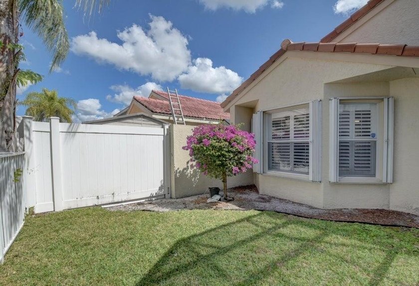 Welcome to this charming three-bedroom two-bath split floor plan - photo 40